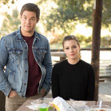 Magic Camp: Gillian Jacobs, Adam Devine in una scena del film