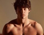Noah Centineo sarà He-Man: la foto a torso nudo mostra i risultati degli allenamenti