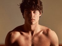 Noah Centineo sarà He-Man: la foto a torso nudo mostra i risultati degli allenamenti