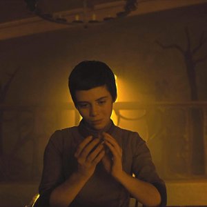 Gretel e Hansel: una scena del film con Sophia Lillis