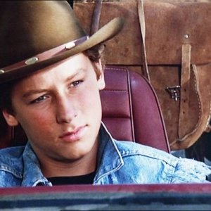 Ross Hill in una scena di Renegade - un osso troppo duro