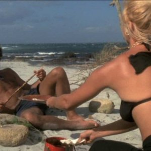 Mariangela Melato e Giancarlo Giannini in Travolti dal destino nell'azzurro mare di agosto