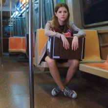 Love Life: una triste Anna Kendrick in una scena della serie