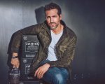 Ryan Reynolds vende Aviation Gin e chiede scusa alla madre, Blake Lively e George Clooney