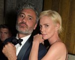 Charlize Theron fa gli auguri a Taika Waititi ma si firma Ashley Judd: ecco perché