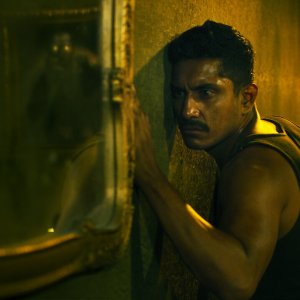 Fuego Negro: Tenoch Huerta in una scena