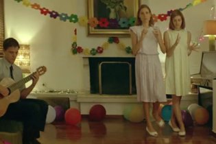 Dogtooth -  Clip 'La Danza'