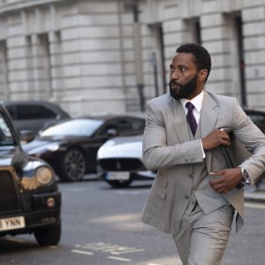Tenet: John David Washington durante una scena del film