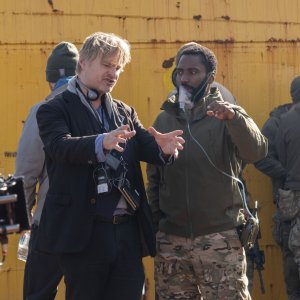 Tenet: Christopher Nolan e John David Washington sul set