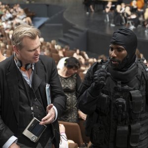 Tenet: John David Washington con Christopher Nolan sul set