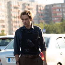 Tenet: Robert Pattinson durante una scena del film