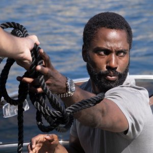 Tenet: John David Washington in una sequenza