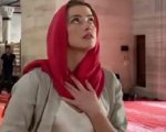 Amber Heard senza reggiseno in moschea: critiche per l'ex-moglie di Johnny Depp