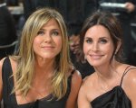 Jennifer Aniston non sa giocare a biliardo, il video con le reazioni di Courteney Cox è esilarante