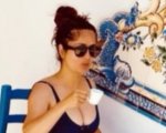 Salma Hayek, la foto in bikini mentre prende il caffè è un vero 'buongiornissimo”