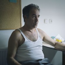 Dogtooth: Christos Stergioglou in una scena del film