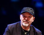 Vasco Rossi, dito medio su Instagram ai negazionisti: 'Fottetevi da soli'