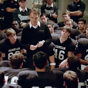 Friday Night Lights: Billy Bob Thornton in una scena del film