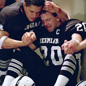 Friday Night Lights: Jay Hernandez e Lucas Black in una scena del film