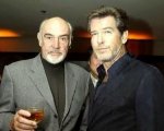 Sean Connery ha compiuto 90 anni, gli auguri di Pierce Brosnan: 'Sei il mio Bond d'ispirazione'