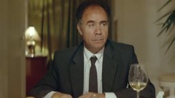 Dogtooth -   Clip La Cena