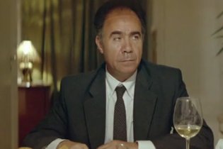 Dogtooth -   Clip La Cena