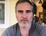 Joaquin Phoenix in un nuovo video di PETA: 'Cambiate il mondo dalla vostra cucina, diventate vegani'