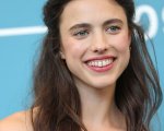 Margaret Qualley star della serie Netflix ‘Maid', prodotta da Margot Robbie e John Wells
