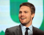 Stephen Amell condivide il duro allenamento per la serie sul wrestling Heels (video)