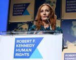 J.K. Rowling restituisce il premio per i diritti umani dopo nuove accuse di transfobia