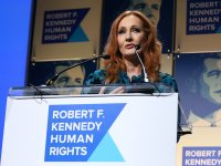 J.K. Rowling restituisce il premio per i diritti umani dopo nuove accuse di transfobia