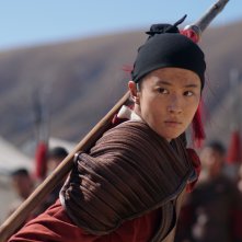 Mulan: Yifei Liu durante una scena del film