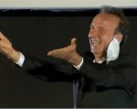 Roberto Benigni show a Bari: 'Sindaco, ci baciamo in bocca e ci mischiamo il Covid'