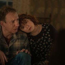 Sto pensando di finirla qui: Jessie Buckley e David Thewlis in una scena del film