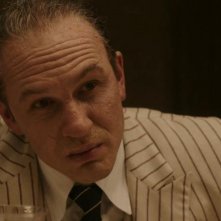 Al Capone: Tom Hardy in una scena del film