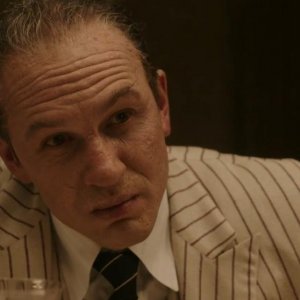 Al Capone: Tom Hardy in una scena del film