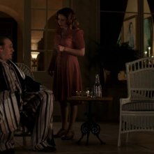 Al Capone: Linda Cardellini e Tom Hardy in una scena