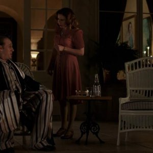 Al Capone: Linda Cardellini e Tom Hardy in una scena