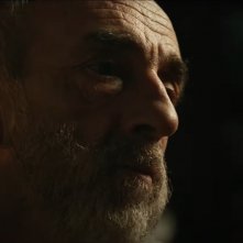 Lacci: un primo piano di Silvio Orlando