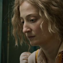 Lacci: una scena del film con Alba Rohrwacher