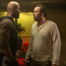 Primal: Nicolas Cage, LaMonica Garrett in una scena
