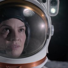 Away: un primo piano di Hilary Swank