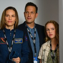 Away: Hillary Swank, Josh Charles e Talitha Bateman in una scena