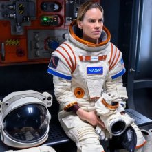 Away: Hilary Swank con indosso la tuta da astronauta