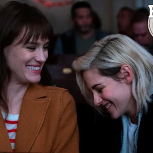 Kristen Stewart e Mackenzie Davis nel film Happiest Season