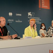 Venezia 2020: Pedro Almodovar e l'attrice Tilda Swinton in una foto della conferenza stampa di The Human Voice