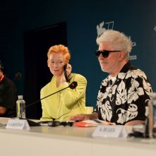 Venezia 2020: Tilda Swinton e Pedro Almodovar in una foto della conferenza stampa di The Human Voice