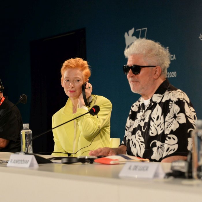 Venezia 2020: Tilda Swinton e Pedro Almodovar in una foto della conferenza stampa di The Human Voice