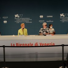 Venezia 2020: Tilda Swinton, Pedro Almodovar e Augistin Almodovar in una foto della conferenza stampa di The Human Voice