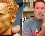 Arnold Schwarzenegger fuma la pipa di Terminator, regalo di un fan